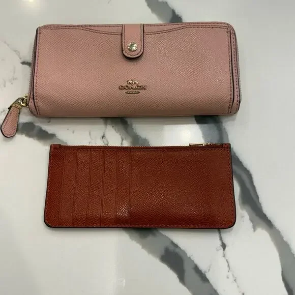 Coach Colorblock
Multifunctional Wallet
F25967 Blush/Terracotta - Picture 15 of 15